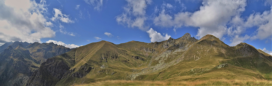 Dal Monte Avaro (2080 m) vista panoramica dal Tre Signori a sx al Triomen a dx con la cima del Valletto che si innalza sulle altre